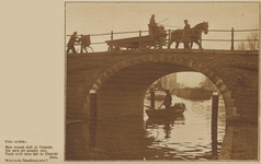 871649 Gezicht op de Zandbrug over de Oudegracht te Utrecht, uit het zuiden, met een begeleidend gedichtje.